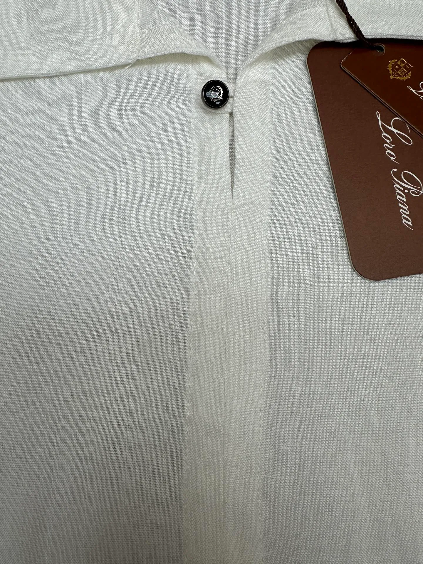 LP 26 New Arrival linen short-sleeved Polo shirt is a light luxury item made in Italy. It features a relaxed and elegant "old money style" tone, and uses simple design and natural fabrics to interpret the high-end feel of summer. The style adopts a Classic small lapel + single-button half placket design, which is neat and casual. It is matched with a slightly loose straight cut and a short-sleeved silhouette, taking into account comfort and neat lines. It does not flatter the body shape and hides the muscles to look slimmer. Available in navy blue and white, it is suitable for a variety of wearing scenarios, whether it is daily casual or light business occasions. The fabric is made of 100% linen, with natural texture and breathable holes. It has excellent moisture absorption and heat dissipation. It is dry and not sweaty when worn in summer, and has a natural drape when worn. It is an ideal choice for summer commuting and vacation. There is no unnecessary decoration on the whole, and the fabric texture and neat tailoring are the key to winning. It is low-key and durable, and can easily create an effortless high-end outfit. Sizes: M.L.XL.XXL.